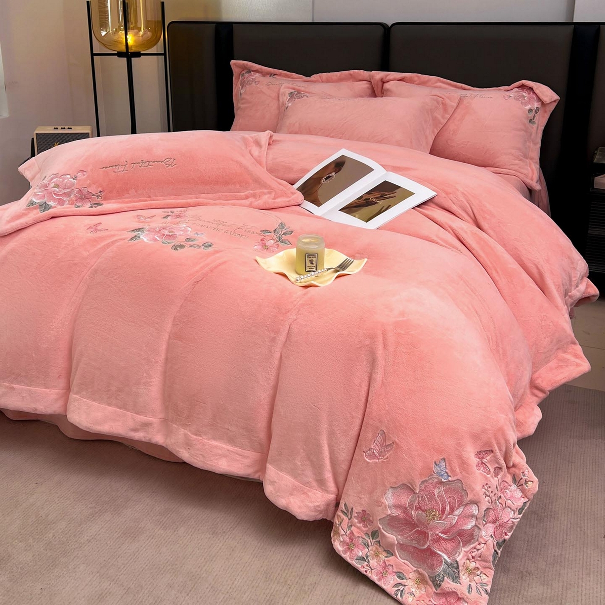 91家纺网 家纺一手货源 找家纺 润锦云 2026新款牛奶绒刺绣四件套-花之韵 花之韵-樱花粉