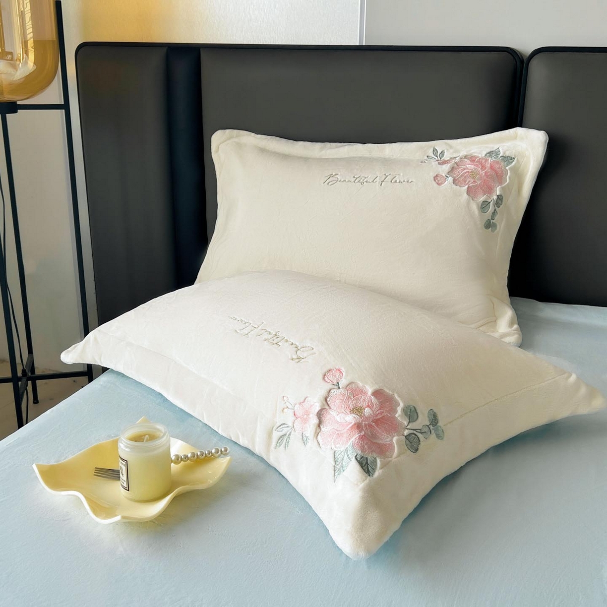 91家纺网 家纺一手货源 找家纺 润锦云 2026新款牛奶绒刺绣四件套-花之韵 花之韵-奶昔白+天空蓝