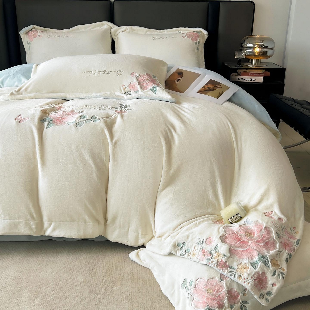 91家纺网 家纺一手货源 找家纺 润锦云 2026新款牛奶绒刺绣四件套-花之韵 花之韵-奶昔白+天空蓝