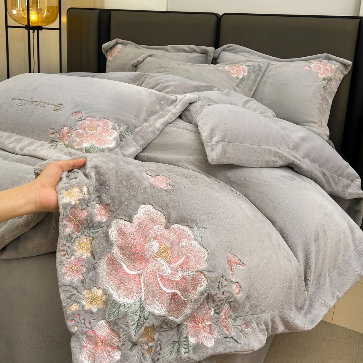 91家纺网 家纺一手货源 找家纺 （总）润锦云 2026新款牛奶绒刺绣四件套-花之韵