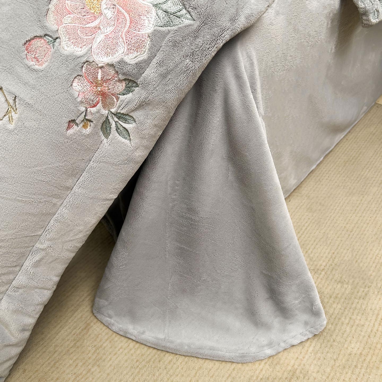 91家纺网 家纺一手货源 找家纺 润锦云 2026新款牛奶绒刺绣四件套-花之韵 花之韵-香草灰