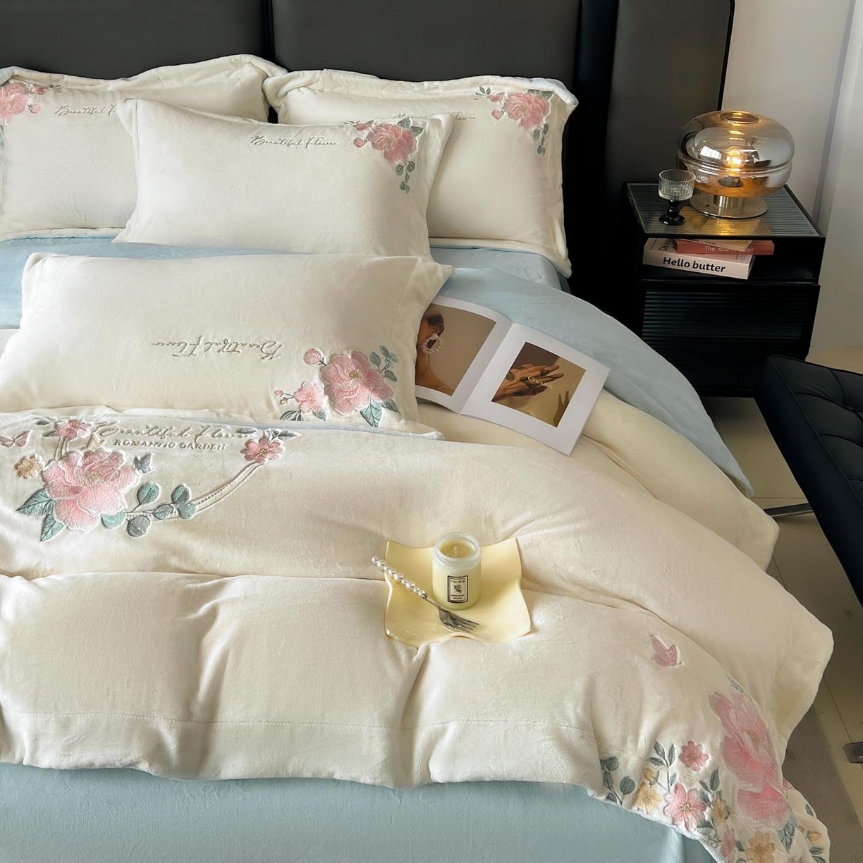 91家纺网 家纺一手货源 找家纺 润锦云 2026新款牛奶绒刺绣四件套-花之韵 花之韵-奶昔白+天空蓝