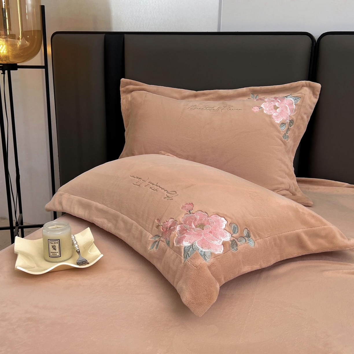 91家纺网 家纺一手货源 找家纺 润锦云 2026新款牛奶绒刺绣四件套-花之韵 花之韵-摩卡棕