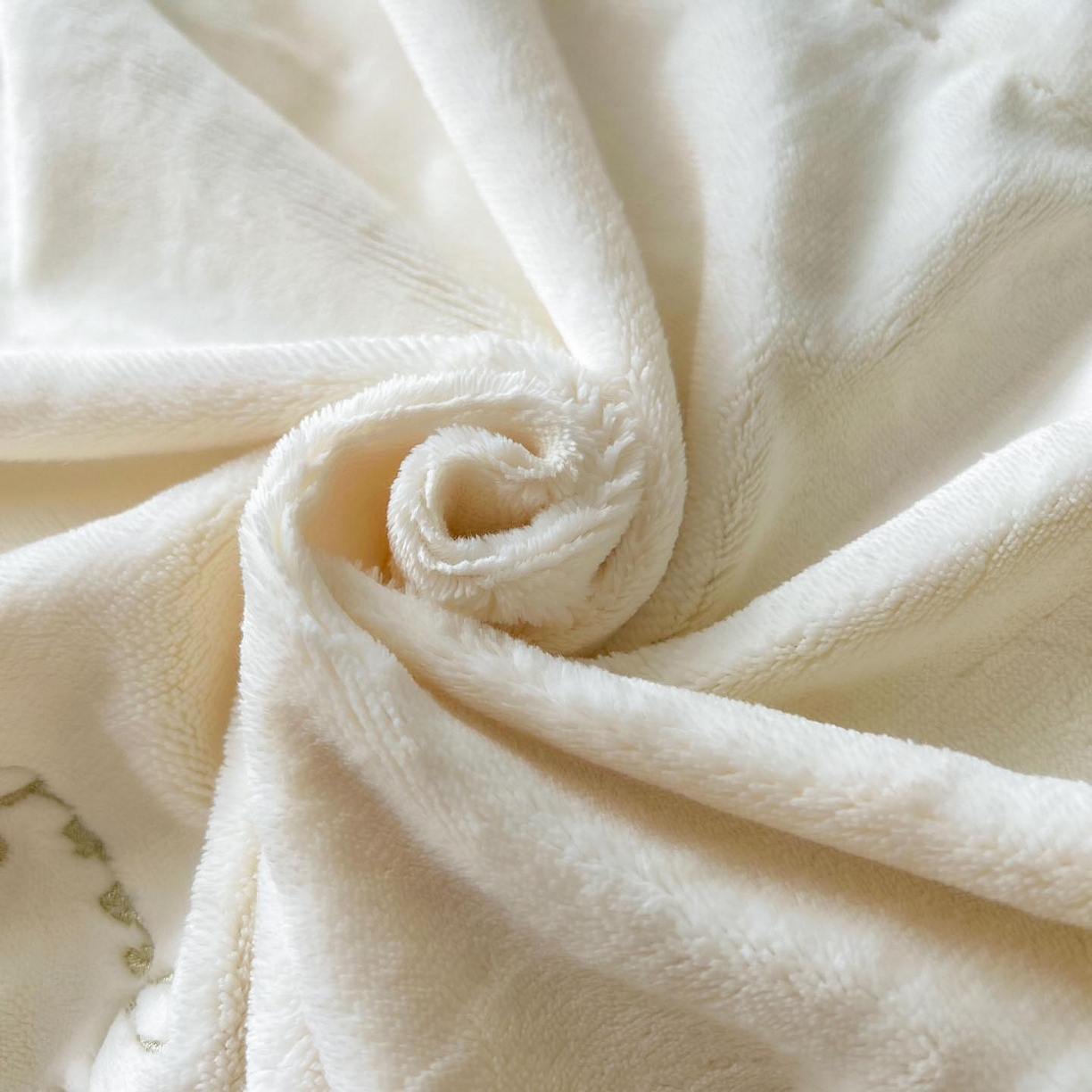 91家纺网 家纺一手货源 找家纺 润锦云 2026新款牛奶绒刺绣四件套-花之韵 花之韵-奶昔白+天空蓝