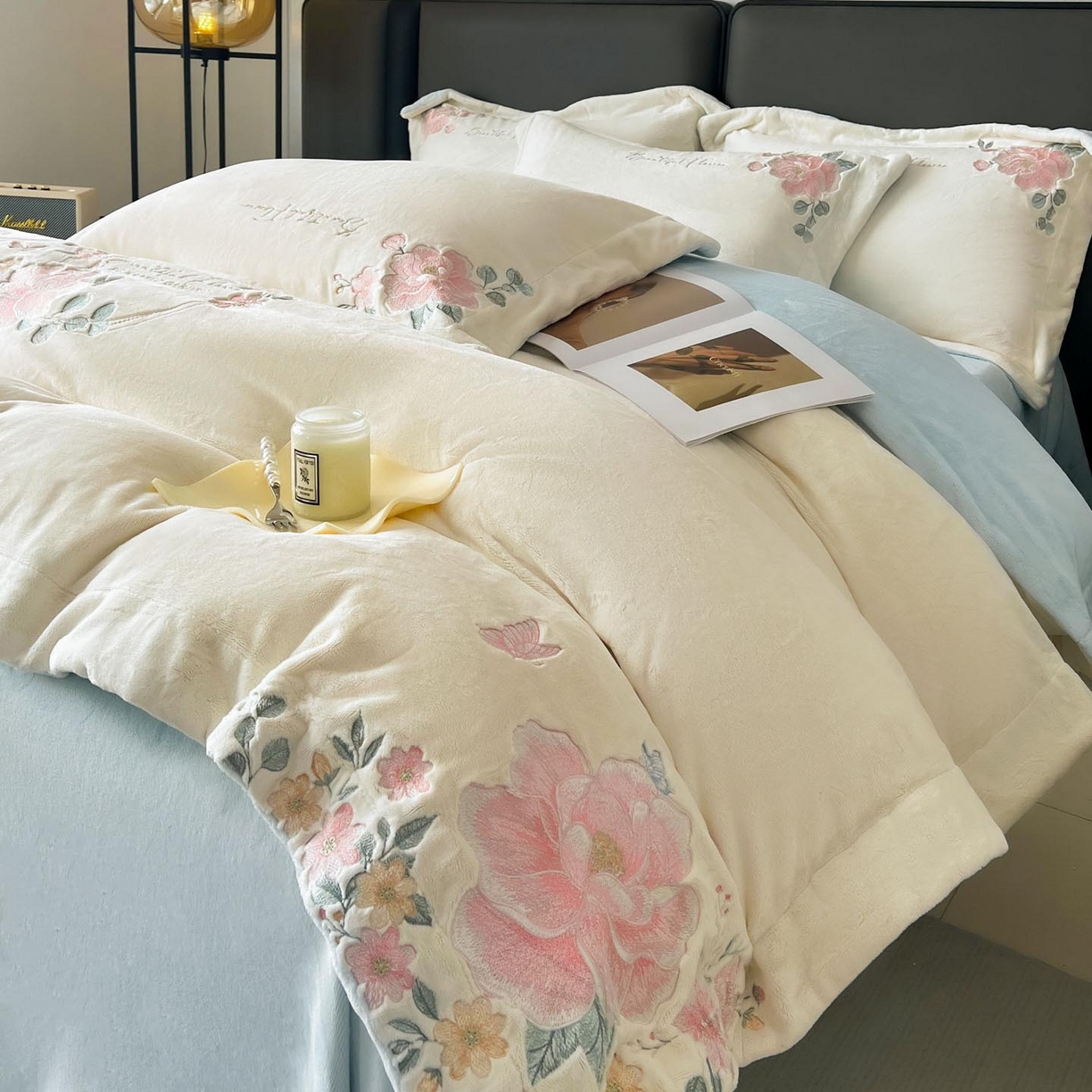 91家纺网 家纺一手货源 找家纺 润锦云 2026新款牛奶绒刺绣四件套-花之韵 花之韵-奶昔白+天空蓝