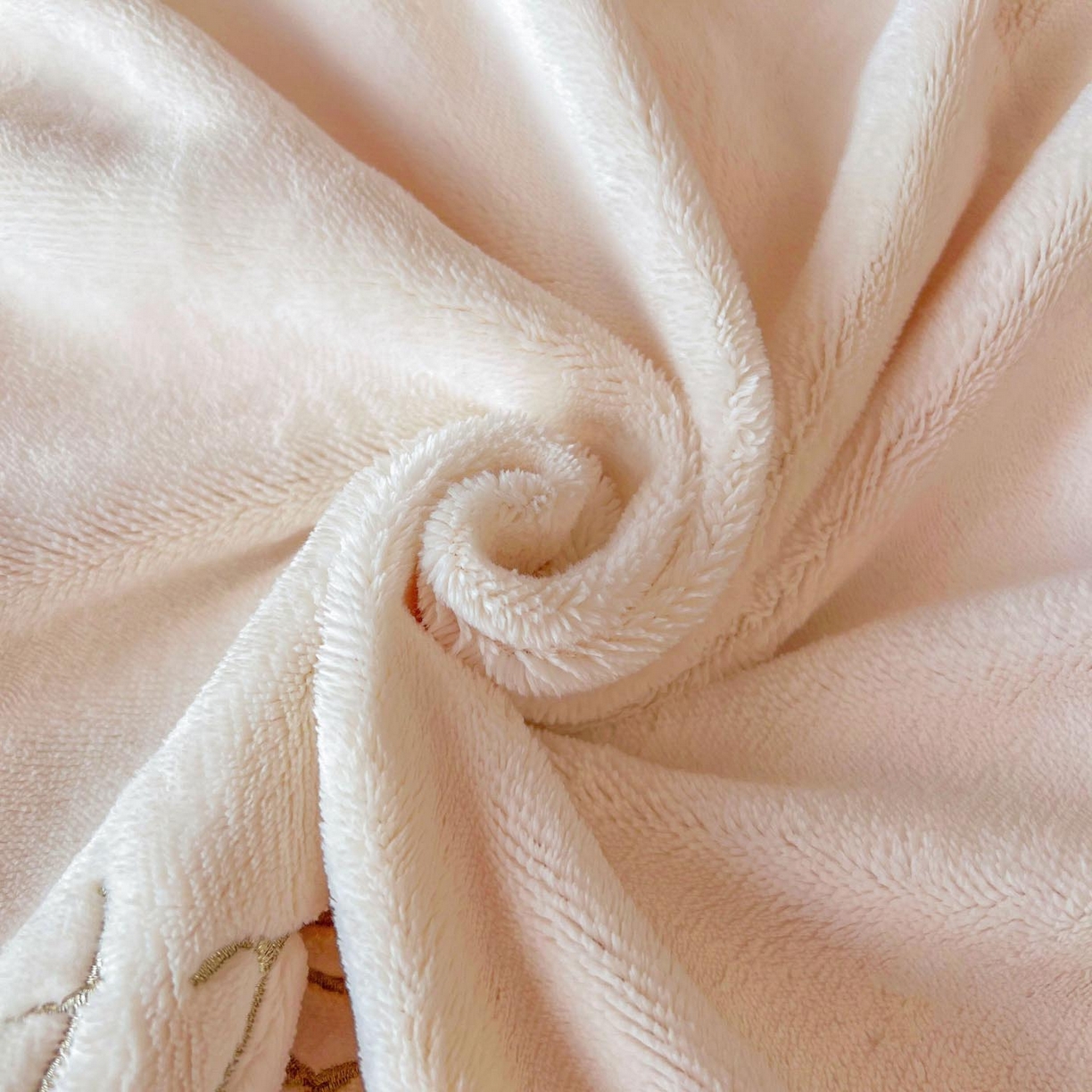 91家纺网 家纺一手货源 找家纺 润锦云 2026新款牛奶绒刺绣四件套-花之韵 花之韵-奶昔白+粉