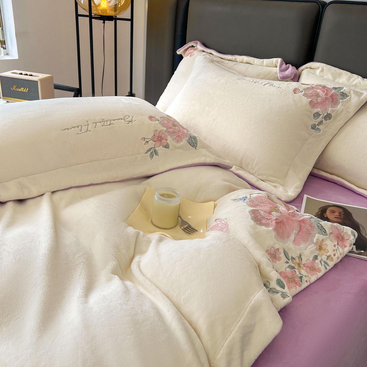 91家纺网 家纺一手货源 找家纺 润锦云 2026新款牛奶绒刺绣四件套-花之韵 花之韵-奶昔白+高贵紫