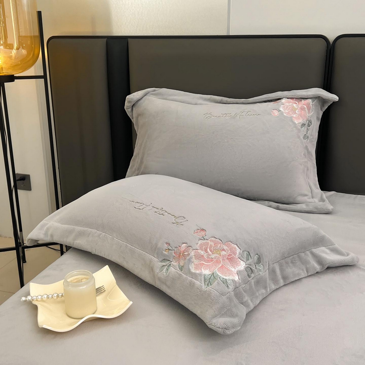 91家纺网 家纺一手货源 找家纺 润锦云 2026新款牛奶绒刺绣四件套-花之韵 花之韵-香草灰