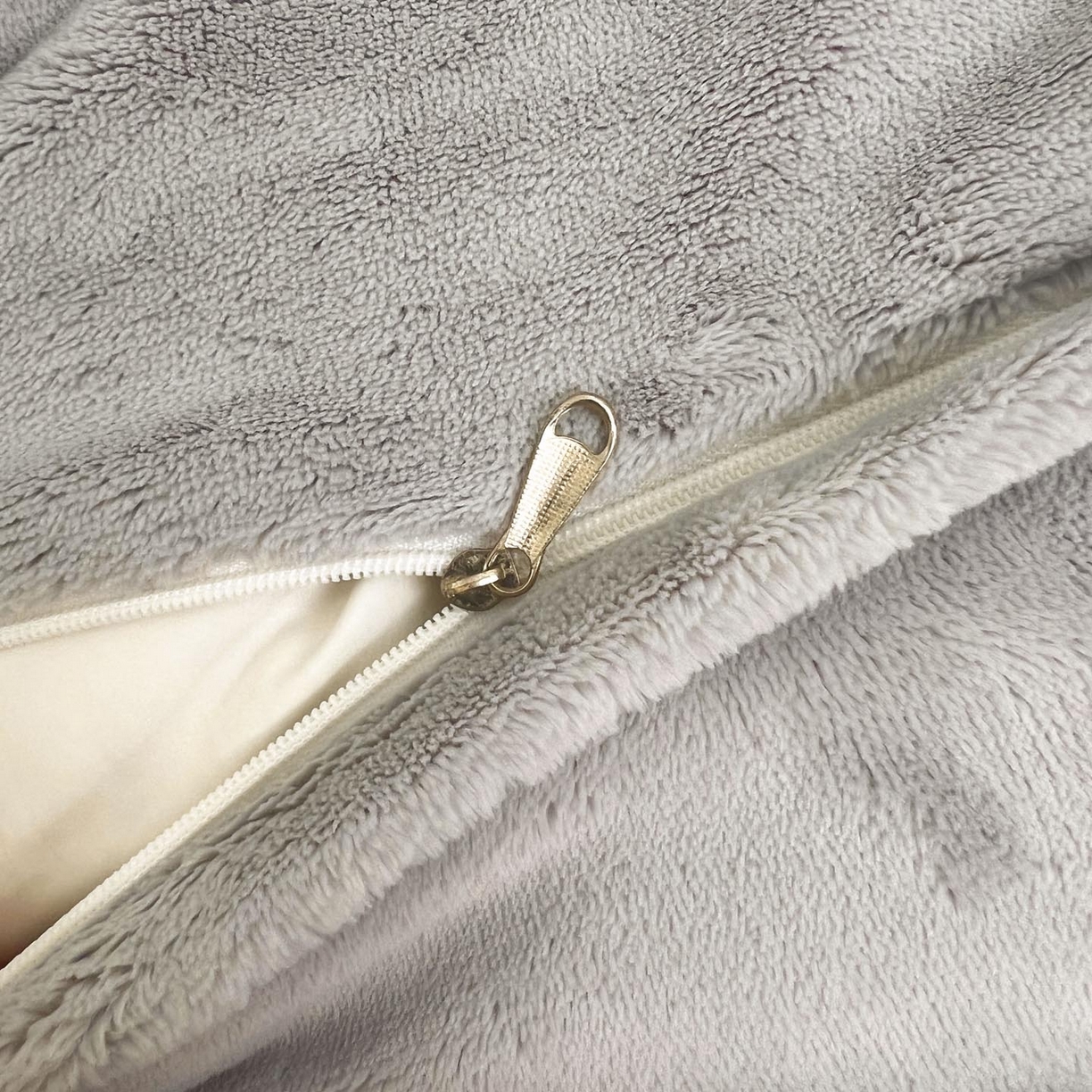 91家纺网 家纺一手货源 找家纺 润锦云 2026新款牛奶绒刺绣四件套-花之韵 花之韵-香草灰