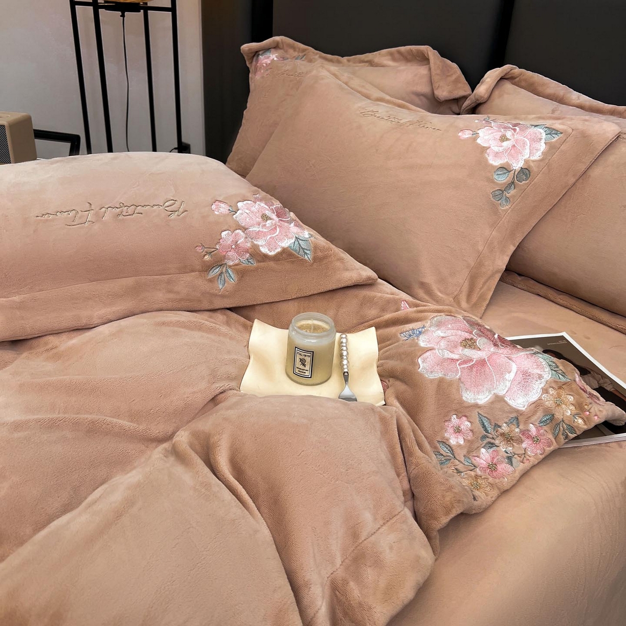91家纺网 家纺一手货源 找家纺 润锦云 2026新款牛奶绒刺绣四件套-花之韵 花之韵-摩卡棕
