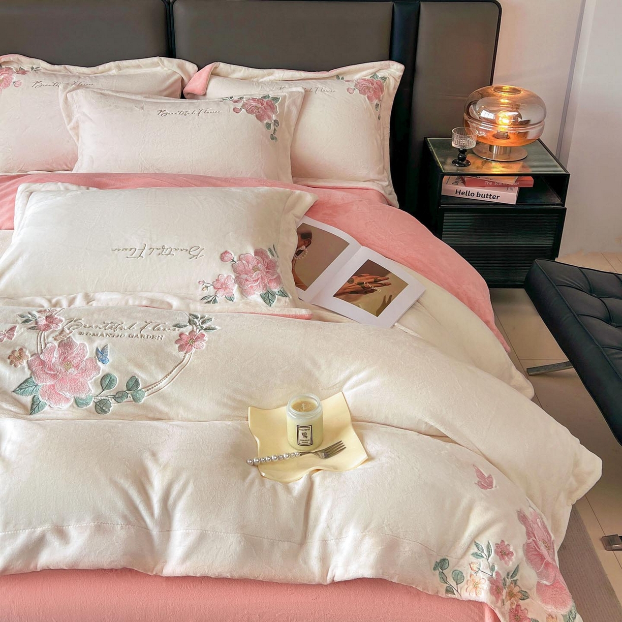 91家纺网 家纺一手货源 找家纺 润锦云 2026新款牛奶绒刺绣四件套-花之韵 花之韵-奶昔白+粉