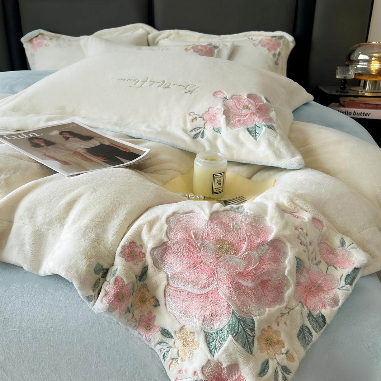 91家纺网 家纺一手货源 找家纺 润锦云 2026新款牛奶绒刺绣四件套-花之韵 花之韵-奶昔白+天空蓝