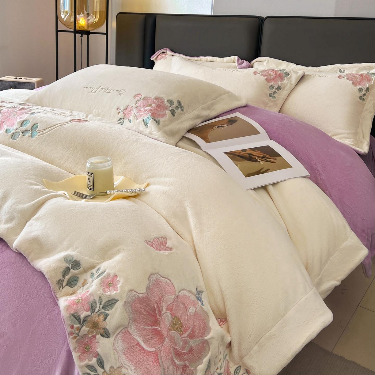 91家纺网 家纺一手货源 找家纺 润锦云 2026新款牛奶绒刺绣四件套-花之韵 花之韵-奶昔白+高贵紫