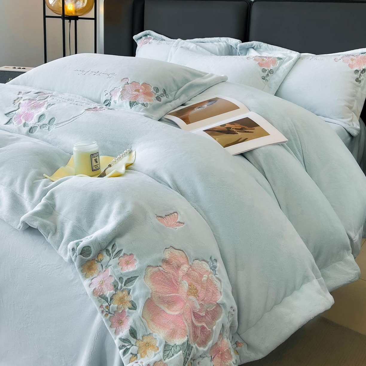 91家纺网 家纺一手货源 找家纺 润锦云 2026新款牛奶绒刺绣四件套-花之韵 花之韵-天空蓝