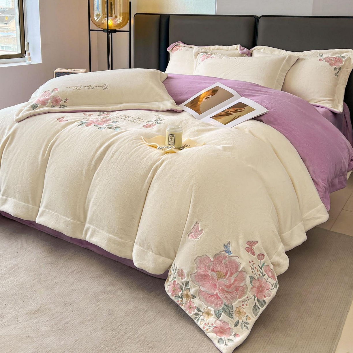 91家纺网 家纺一手货源 找家纺 润锦云 2026新款牛奶绒刺绣四件套-花之韵 花之韵-奶昔白+高贵紫