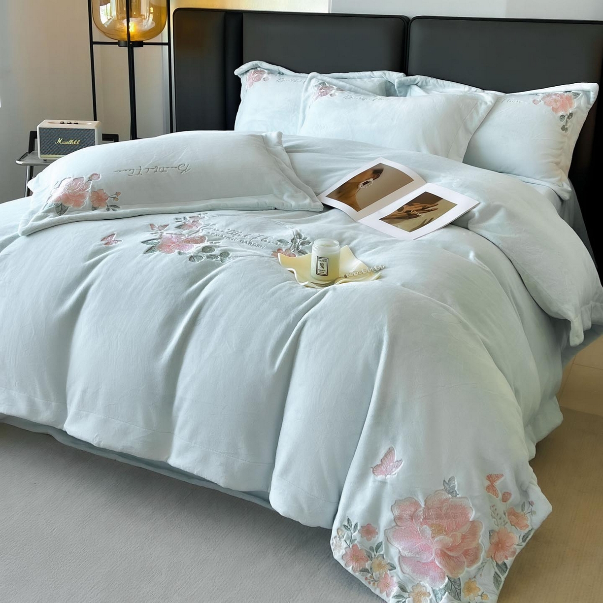 91家纺网 家纺一手货源 找家纺 润锦云 2026新款牛奶绒刺绣四件套-花之韵 花之韵-天空蓝