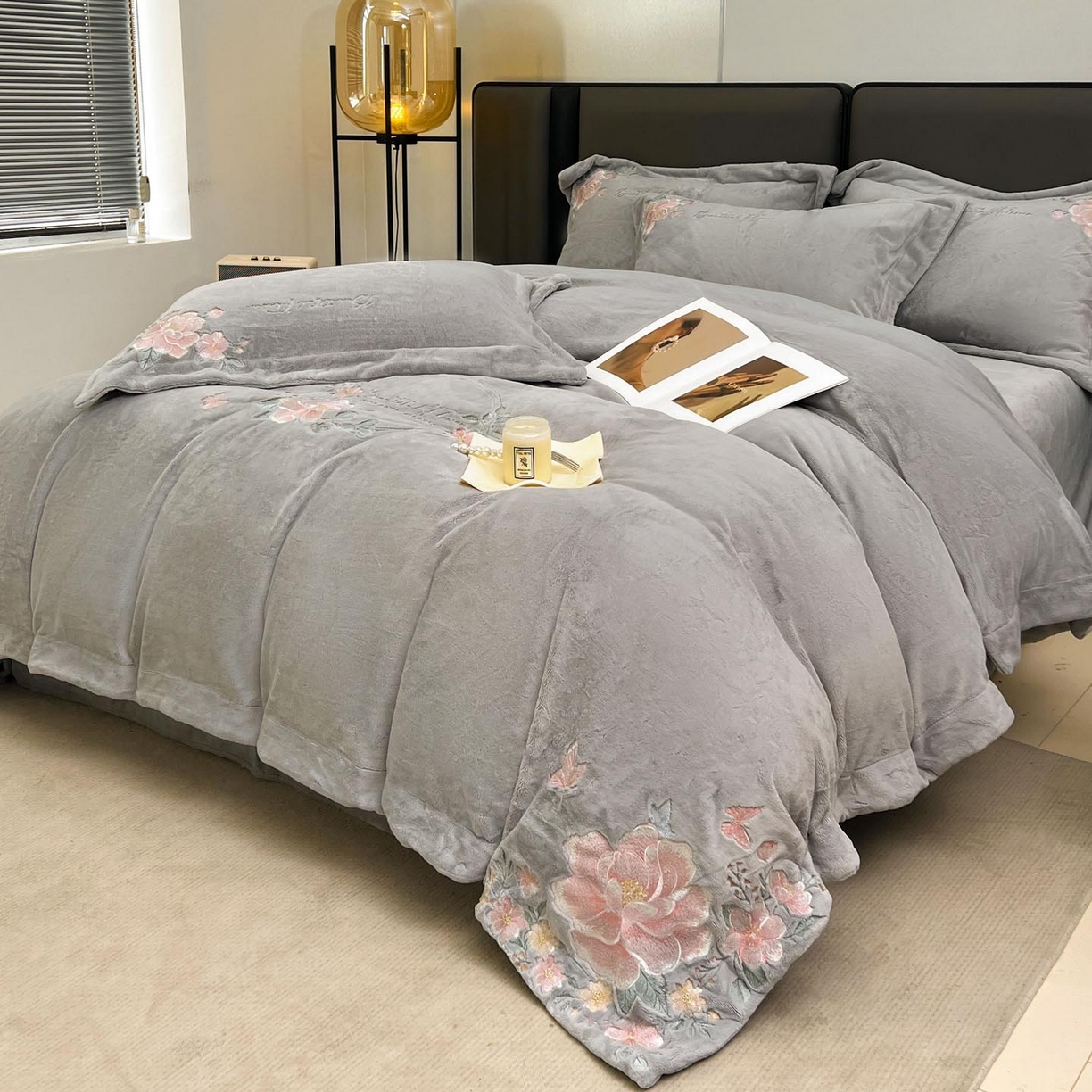 91家纺网 家纺一手货源 找家纺 润锦云 2026新款牛奶绒刺绣四件套-花之韵 花之韵-香草灰