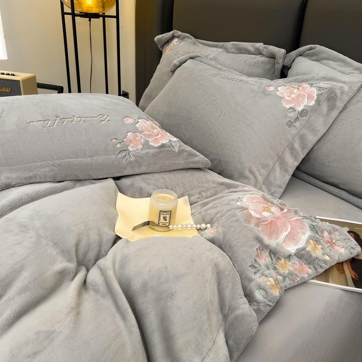 91家纺网 家纺一手货源 找家纺 润锦云 2026新款牛奶绒刺绣四件套-花之韵 花之韵-香草灰
