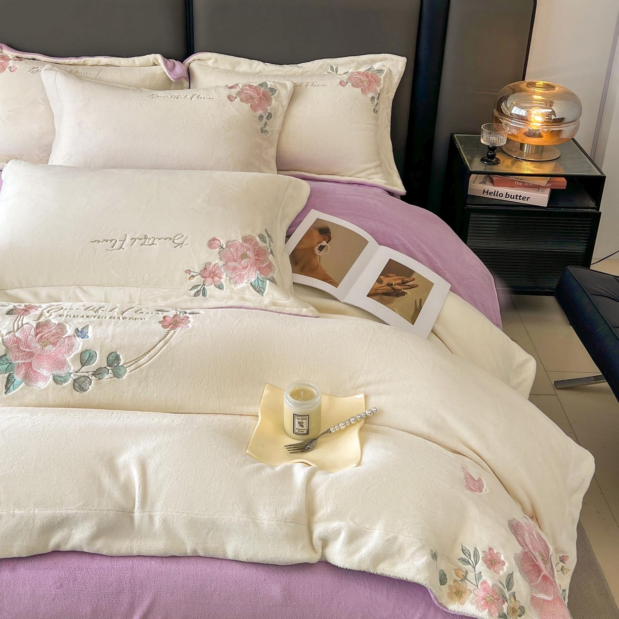 91家纺网 家纺一手货源 找家纺 润锦云 2026新款牛奶绒刺绣四件套-花之韵 花之韵-奶昔白+高贵紫