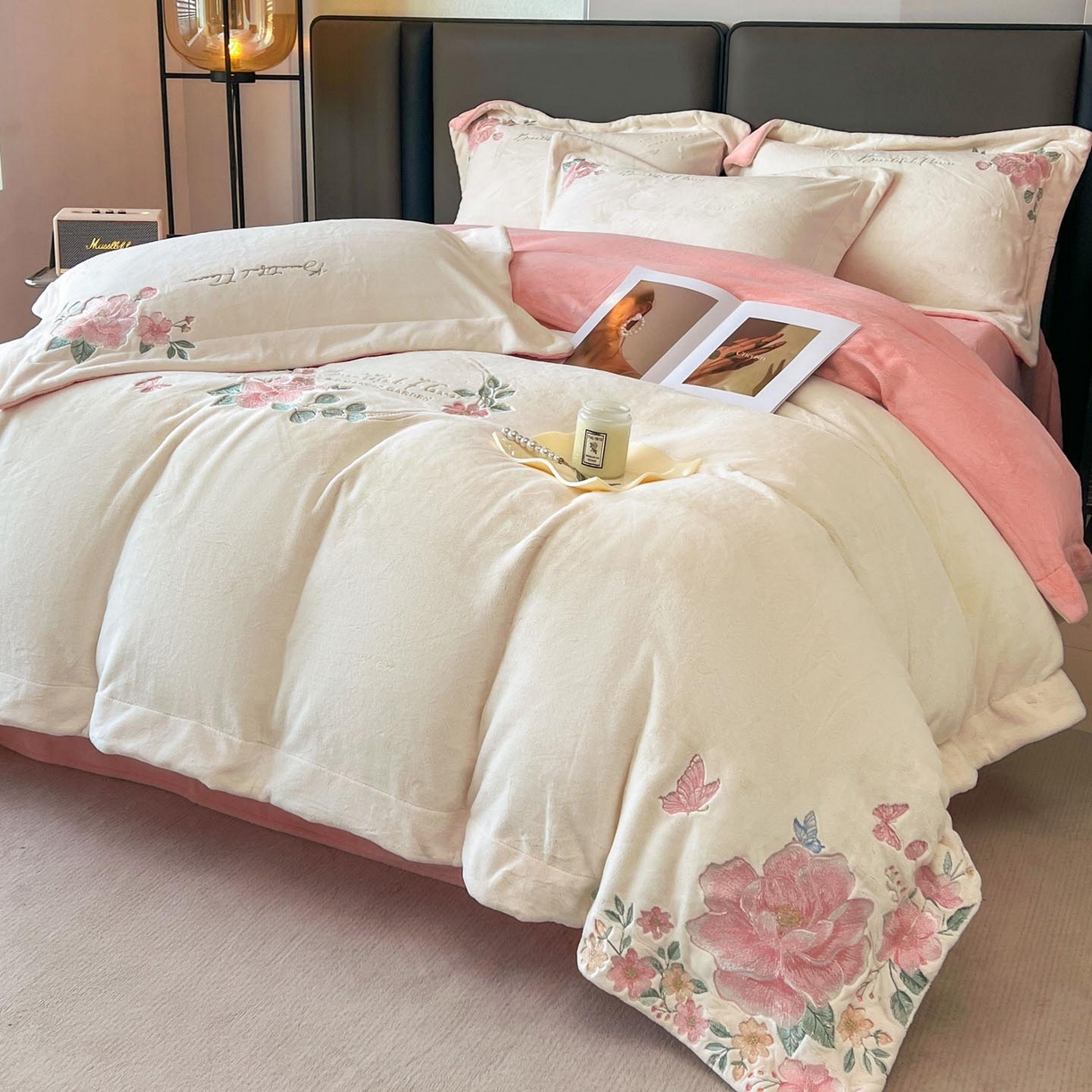 91家纺网 家纺一手货源 找家纺 润锦云 2026新款牛奶绒刺绣四件套-花之韵 花之韵-奶昔白+粉