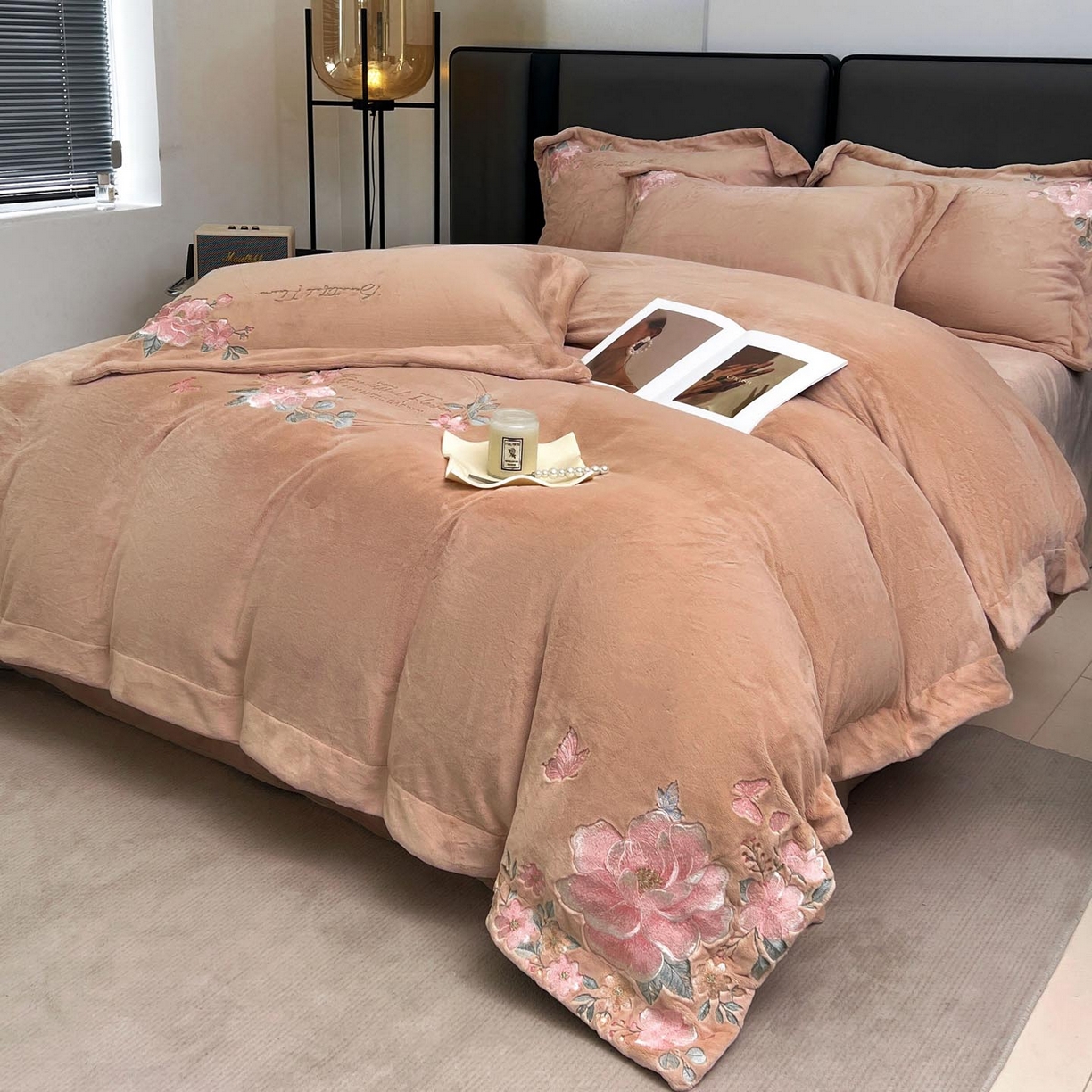 91家纺网 家纺一手货源 找家纺 润锦云 2026新款牛奶绒刺绣四件套-花之韵 花之韵-摩卡棕