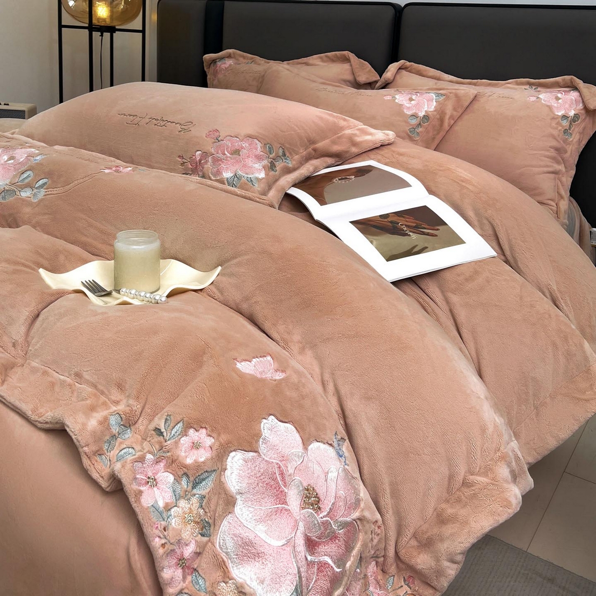 91家纺网 家纺一手货源 找家纺 润锦云 2026新款牛奶绒刺绣四件套-花之韵 花之韵-摩卡棕