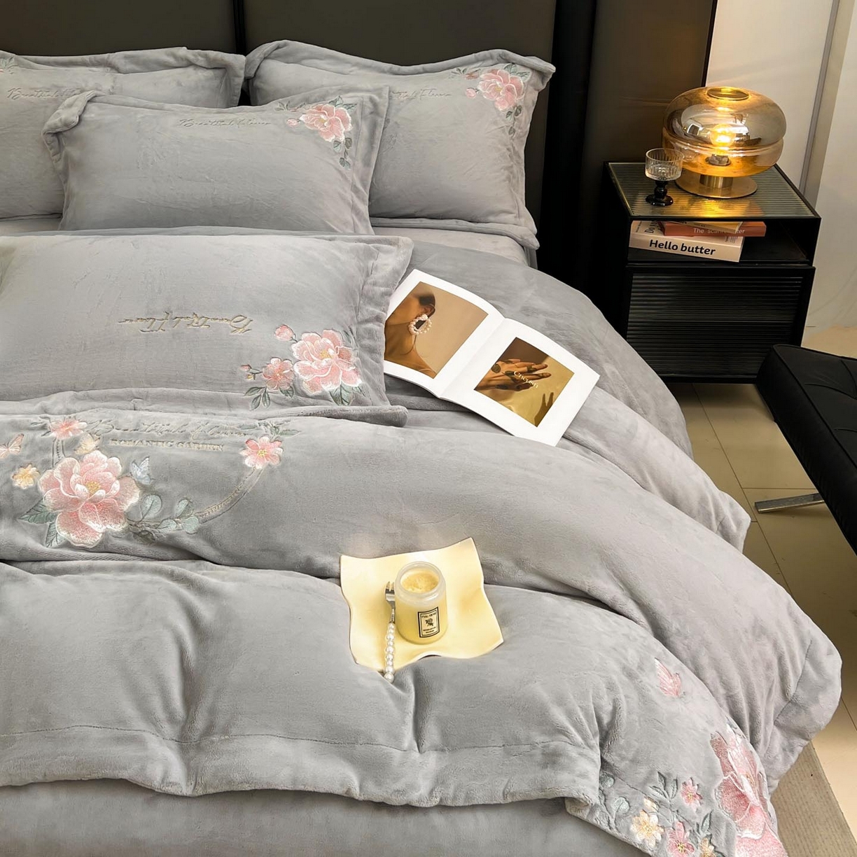 91家纺网 家纺一手货源 找家纺 润锦云 2026新款牛奶绒刺绣四件套-花之韵 花之韵-香草灰