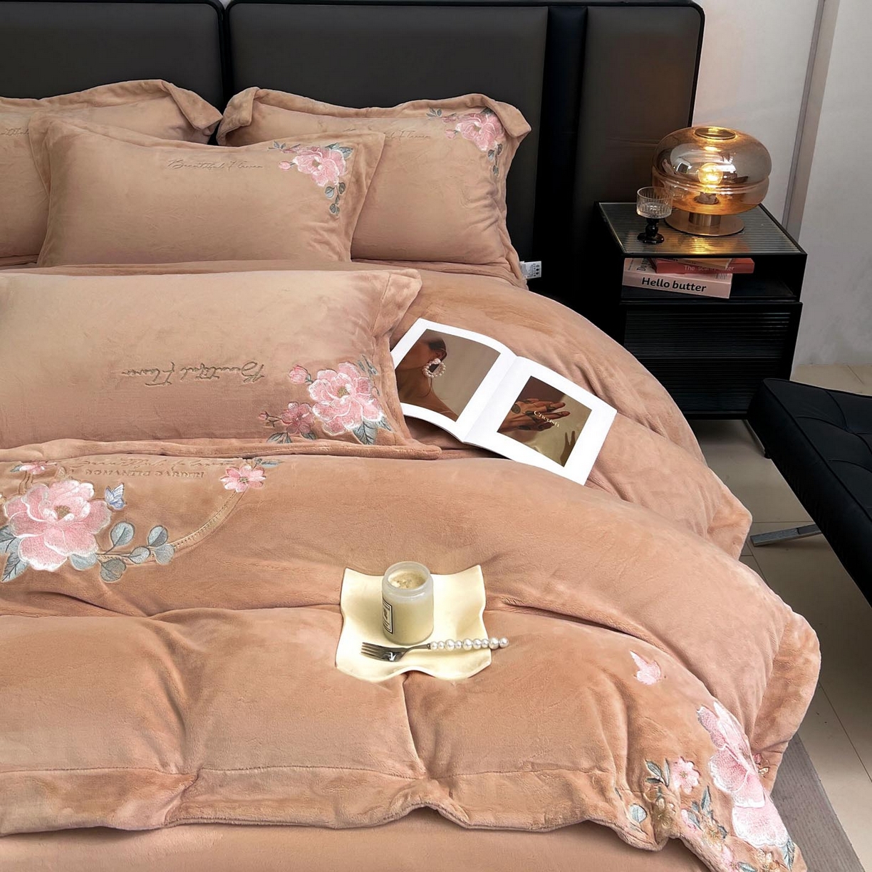 91家纺网 家纺一手货源 找家纺 润锦云 2026新款牛奶绒刺绣四件套-花之韵 花之韵-摩卡棕