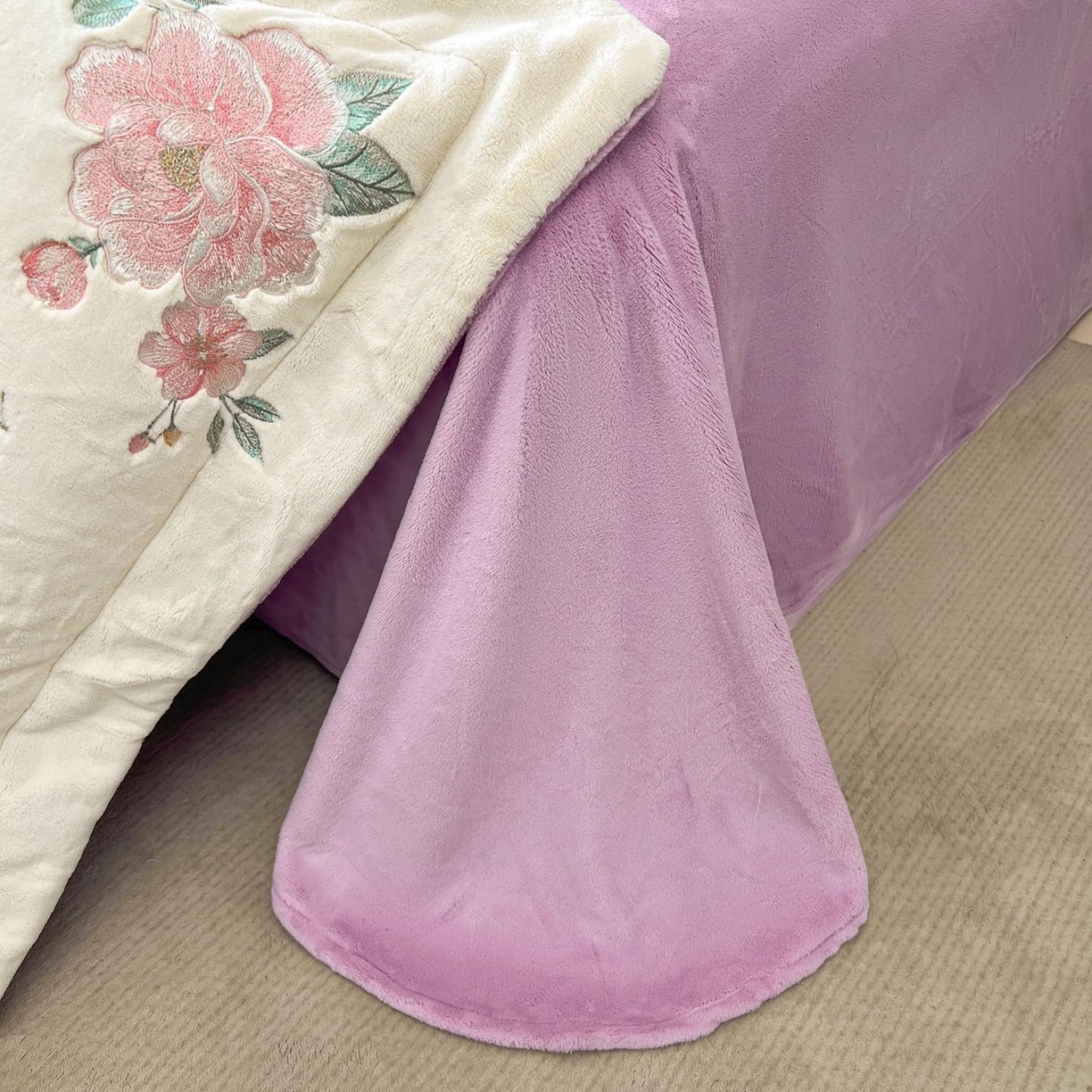 91家纺网 家纺一手货源 找家纺 润锦云 2026新款牛奶绒刺绣四件套-花之韵 花之韵-奶昔白+高贵紫