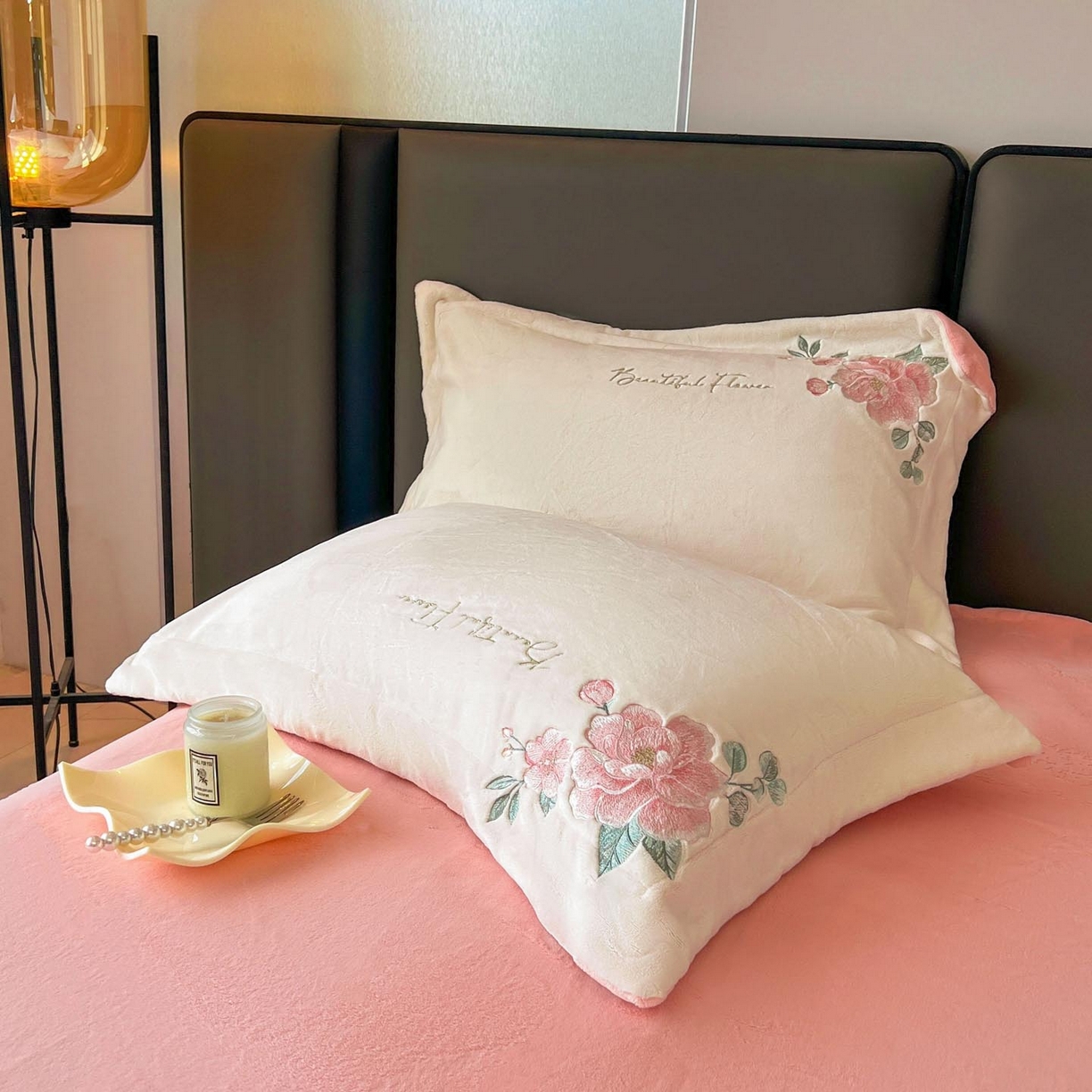 91家纺网 家纺一手货源 找家纺 润锦云 2026新款牛奶绒刺绣四件套-花之韵 花之韵-奶昔白+粉