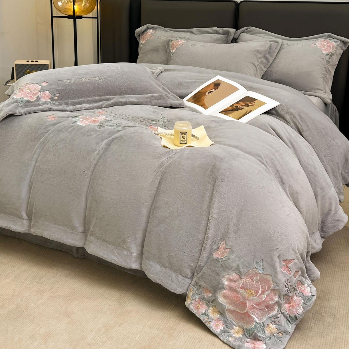 91家纺网 家纺一手货源 找家纺 润锦云 2026新款牛奶绒刺绣四件套-花之韵 花之韵-香草灰