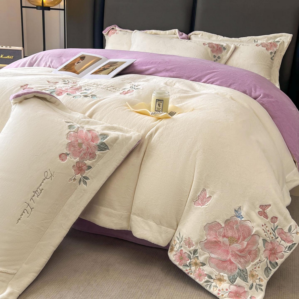 91家纺网 家纺一手货源 找家纺 润锦云 2026新款牛奶绒刺绣四件套-花之韵 花之韵-奶昔白+高贵紫