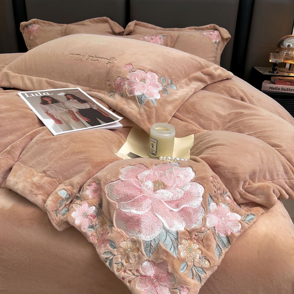 91家纺网 家纺一手货源 找家纺 润锦云 2026新款牛奶绒刺绣四件套-花之韵 花之韵-摩卡棕