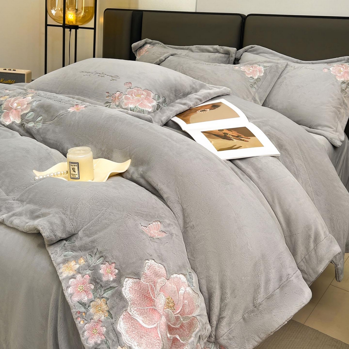 91家纺网 家纺一手货源 找家纺 润锦云 2026新款牛奶绒刺绣四件套-花之韵 花之韵-香草灰