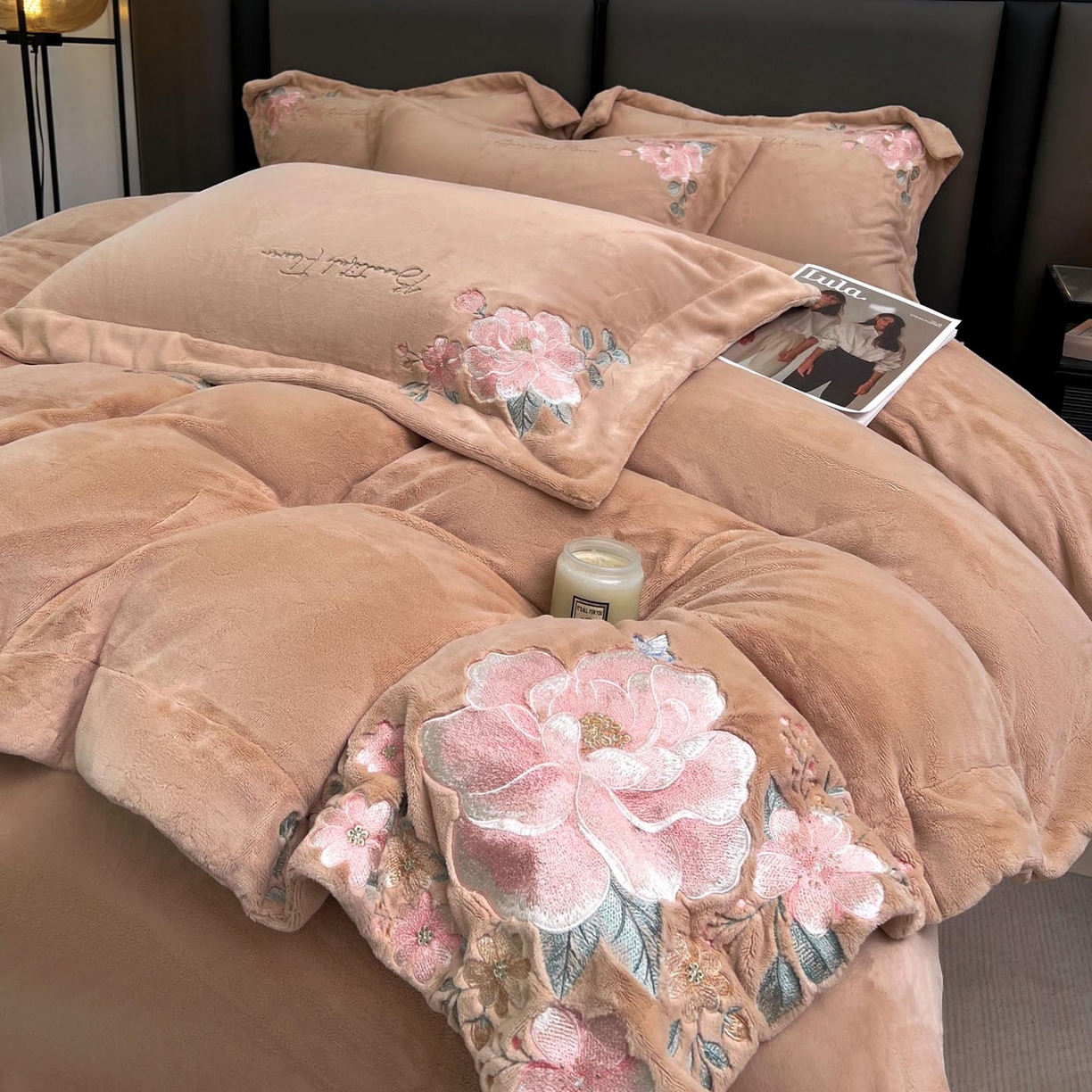 91家纺网 家纺一手货源 找家纺 润锦云 2026新款牛奶绒刺绣四件套-花之韵 花之韵-摩卡棕