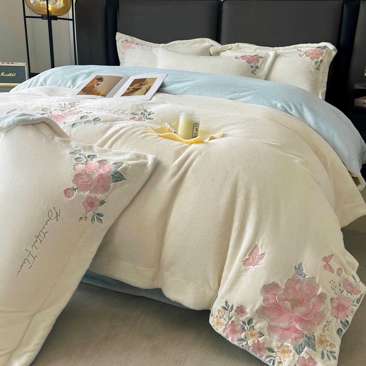 91家纺网 家纺一手货源 找家纺 润锦云 2026新款牛奶绒刺绣四件套-花之韵 花之韵-奶昔白+天空蓝