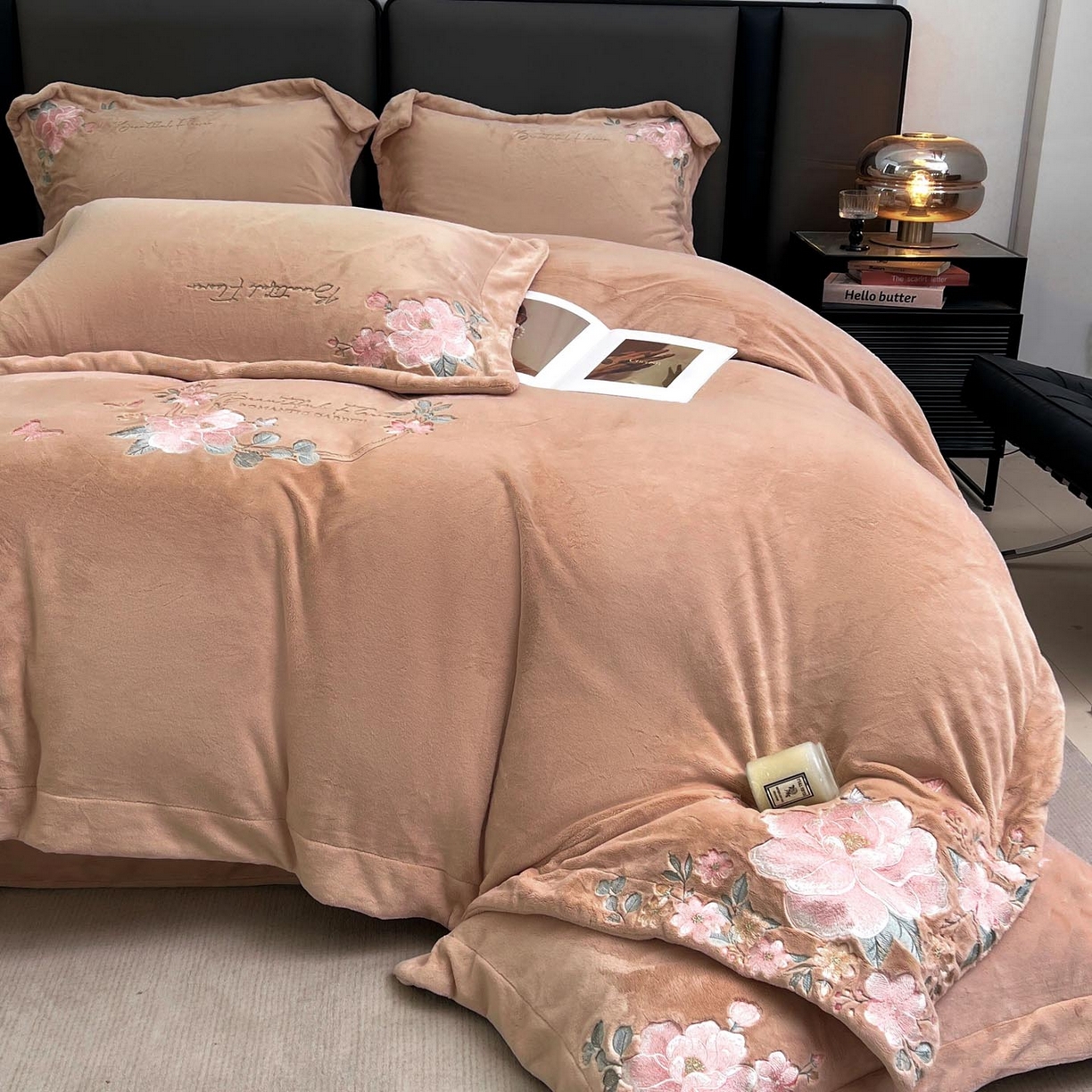 91家纺网 家纺一手货源 找家纺 润锦云 2026新款牛奶绒刺绣四件套-花之韵 花之韵-摩卡棕