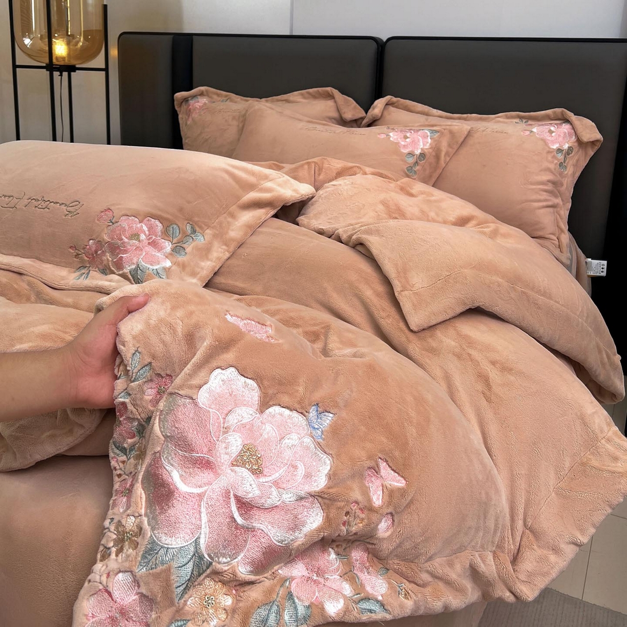 91家纺网 家纺一手货源 找家纺 润锦云 2026新款牛奶绒刺绣四件套-花之韵 花之韵-摩卡棕