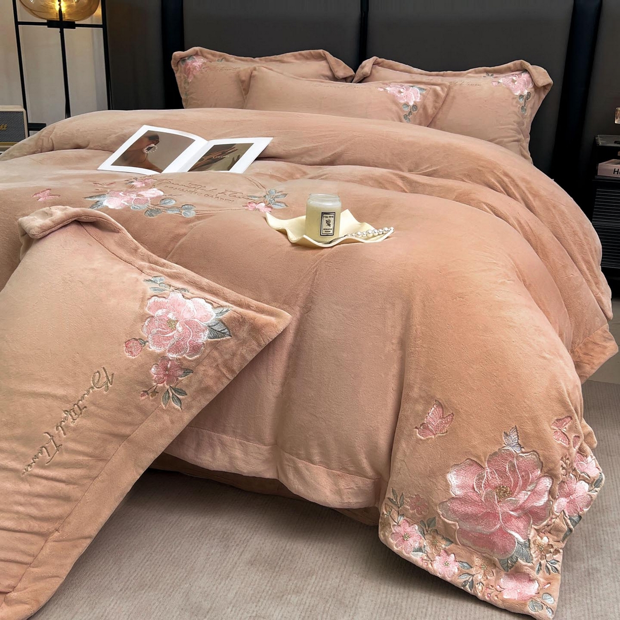 91家纺网 家纺一手货源 找家纺 润锦云 2026新款牛奶绒刺绣四件套-花之韵 花之韵-摩卡棕