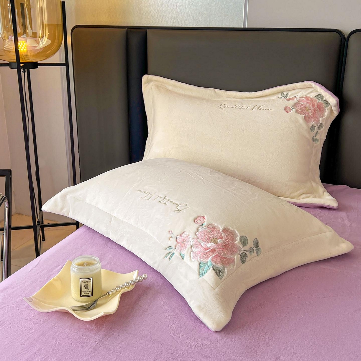 91家纺网 家纺一手货源 找家纺 润锦云 2026新款牛奶绒刺绣四件套-花之韵 花之韵-奶昔白+高贵紫