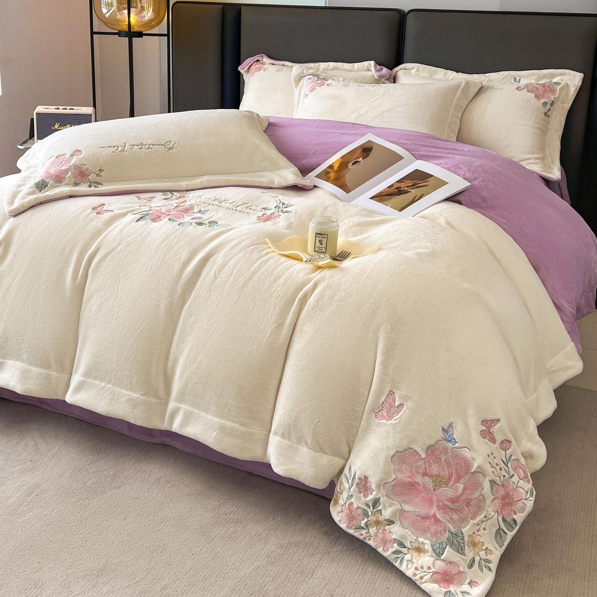 91家纺网 家纺一手货源 找家纺 润锦云 2026新款牛奶绒刺绣四件套-花之韵 花之韵-奶昔白+高贵紫