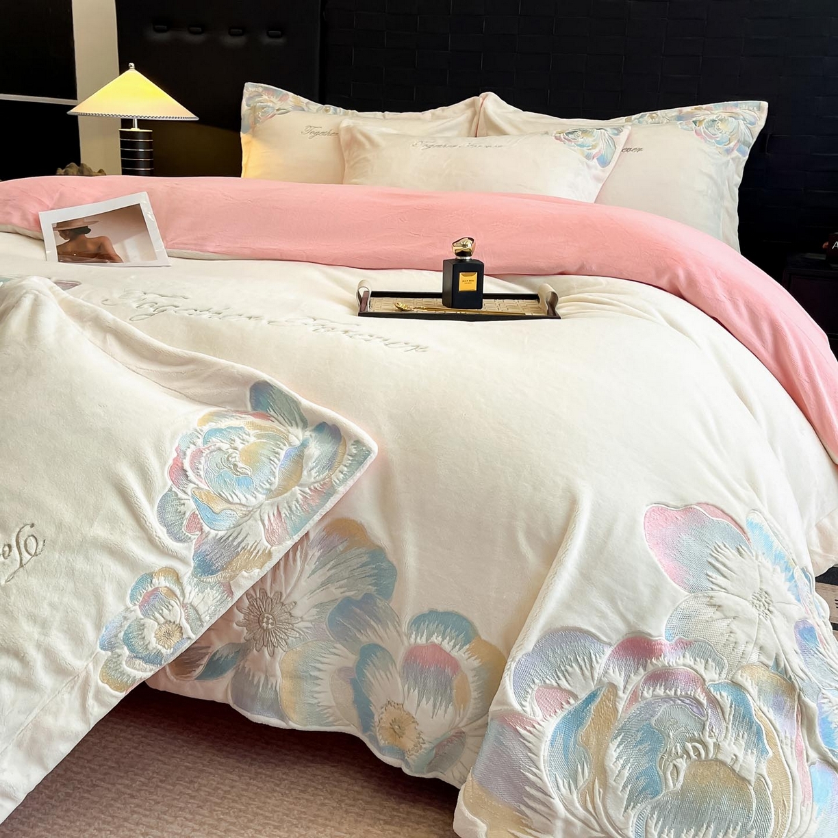 91家纺网 家纺一手货源 找家纺 （总）润锦云 2026新款大热款220克全消光刺绣牛奶绒四件套-向阳花开