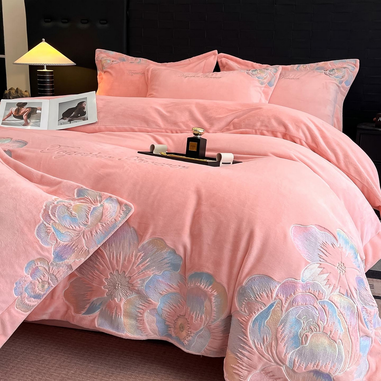 91家纺网 家纺一手货源 找家纺 （总）润锦云 2026新款大热款220克全消光刺绣牛奶绒四件套-向阳花开