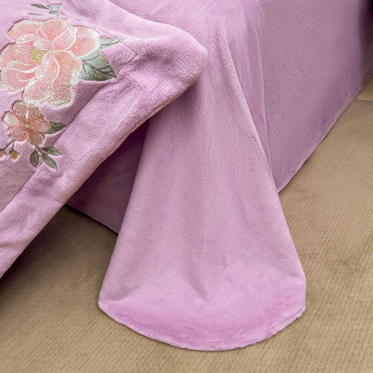 91家纺网 家纺一手货源 找家纺 润锦云 2026新款牛奶绒刺绣四件套-花之韵 花之韵-高贵紫