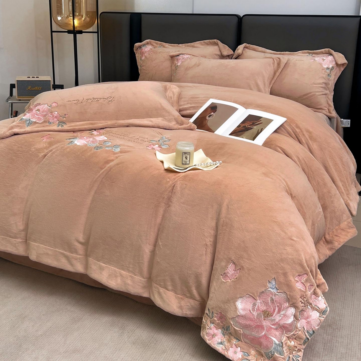 91家纺网 家纺一手货源 找家纺 润锦云 2026新款牛奶绒刺绣四件套-花之韵 花之韵-摩卡棕