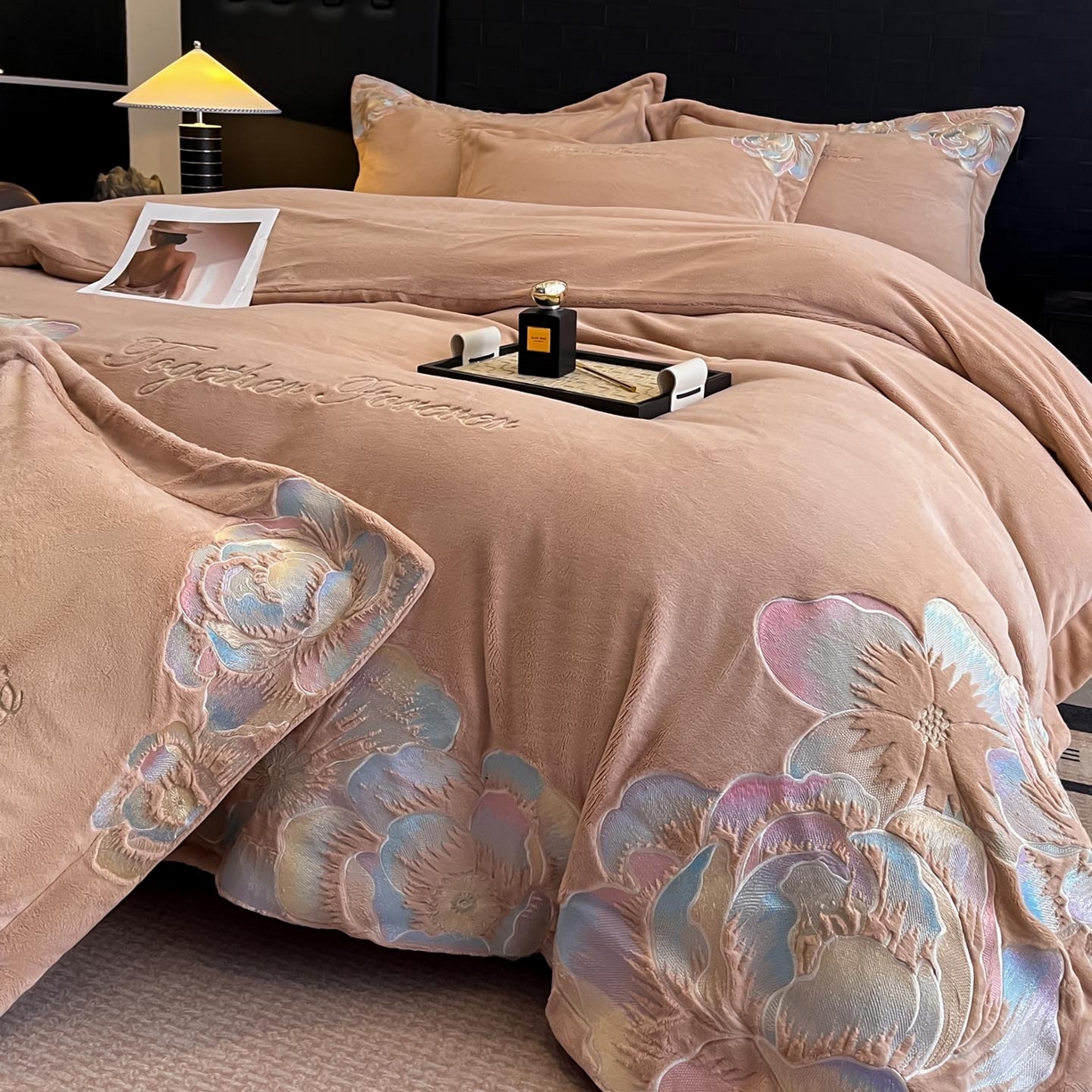 91家纺网 家纺一手货源 找家纺 （总）润锦云 2026新款大热款220克全消光刺绣牛奶绒四件套-向阳花开