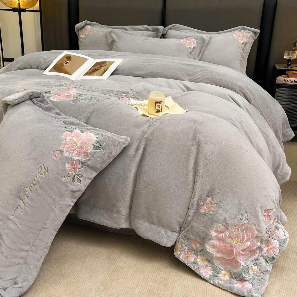 91家纺网 家纺一手货源 找家纺 润锦云 2026新款牛奶绒刺绣四件套-花之韵 花之韵-香草灰