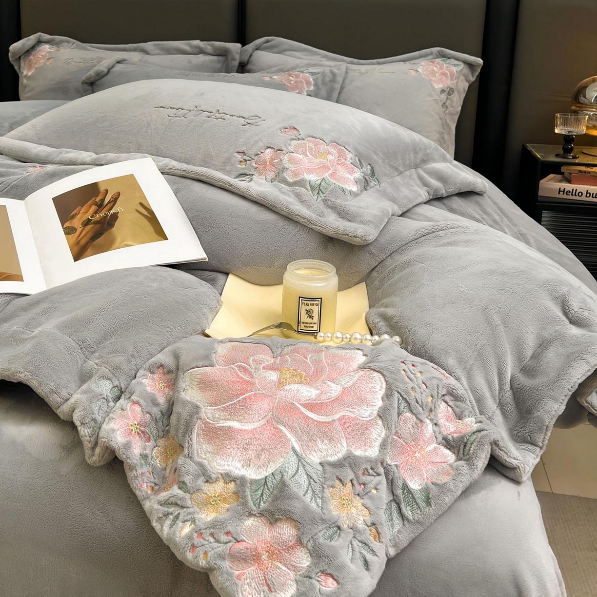 91家纺网 家纺一手货源 找家纺 润锦云 2026新款牛奶绒刺绣四件套-花之韵 花之韵-香草灰