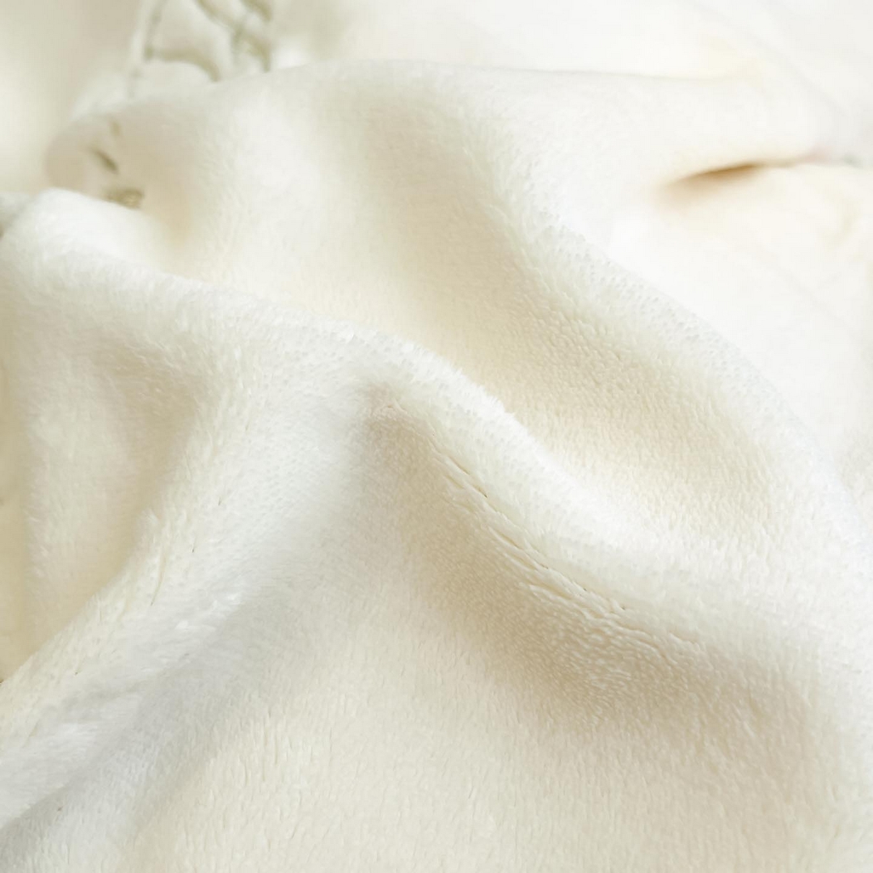 91家纺网 家纺一手货源 找家纺 润锦云 2026新款大热款220克全消光刺绣牛奶绒四件套-向阳花开 向阳花开-奶昔白+高贵紫