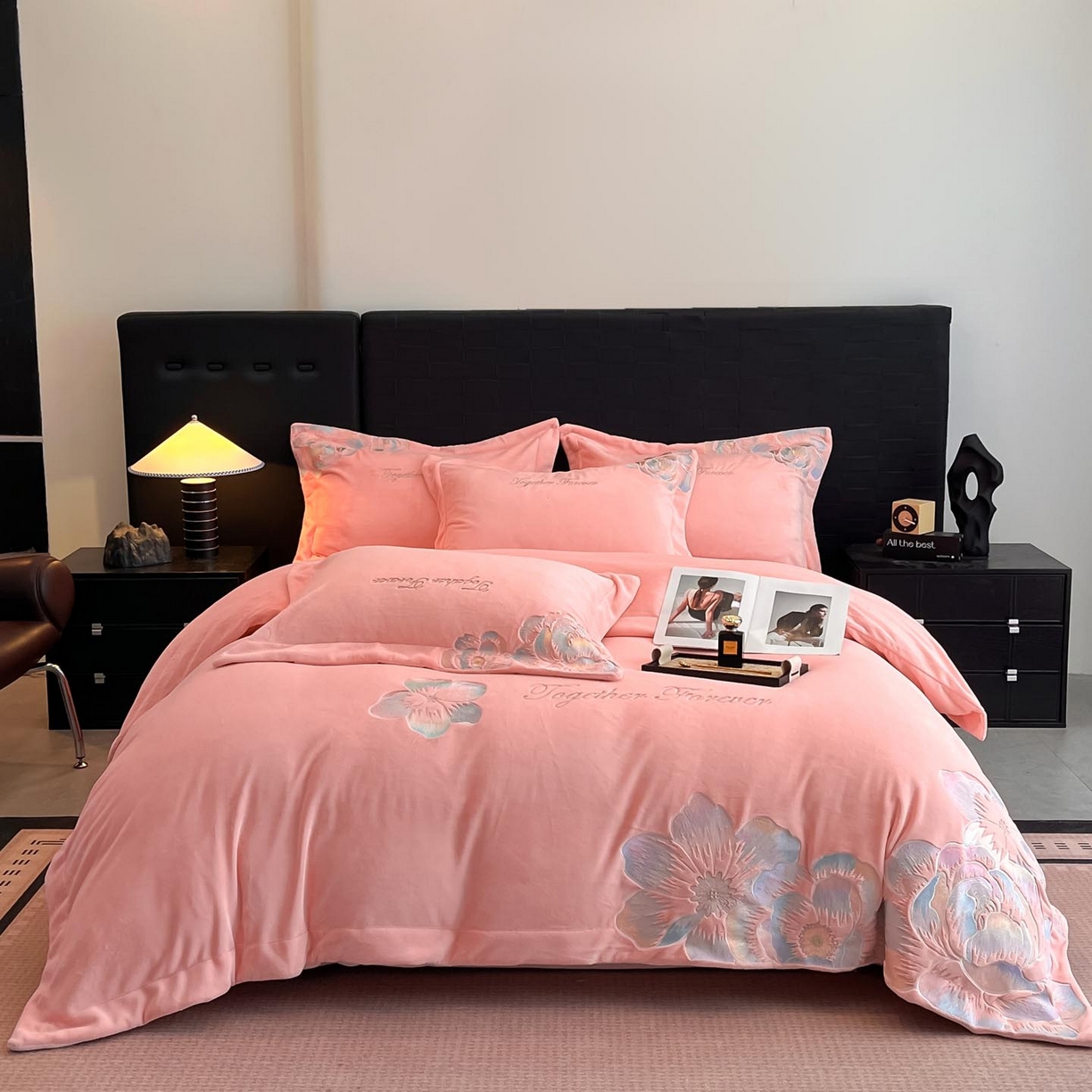 91家纺网 家纺一手货源 找家纺 润锦云 2026新款大热款220克全消光刺绣牛奶绒四件套-向阳花开 向阳花开-樱花粉